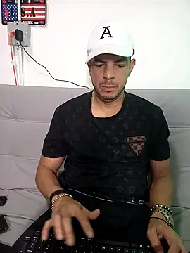 Snapshot of latinmartin73 chatting on February 13, 1:29 am latinmartin73 online show from February 13, 1:29 am