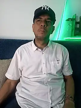 Snapshot of latinmartin73 chatting on February 27, 1:16 am latinmartin73 online show from February 27, 1:16 am