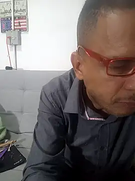 Snapshot of latinmartin73 chatting on March 18, 1:00 am latinmartin73 online show from March 18, 1:00 am