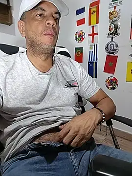 Snapshot of latinmartin73 chatting on June 29, 4:41 am latinmartin73 online show from June 29, 4:41 am