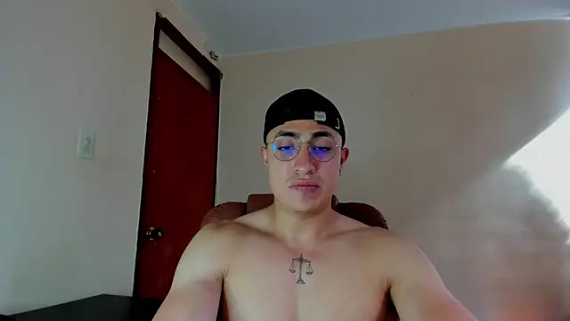 Snapshot of Leoknight chatting on February 1, 9:19 pm Leoknight online show from February 1, 9:19 pm