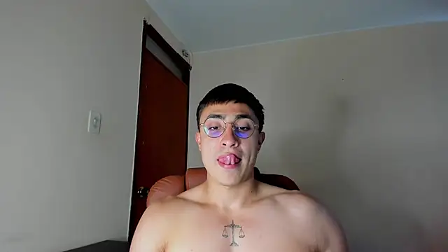 Snapshot of Leoknight chatting on February 3, 9:18 pm Leoknight online show from February 3, 9:18 pm