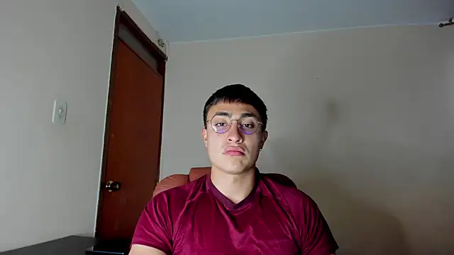 Snapshot of Leoknight chatting on February 5, 8:57 pm Leoknight online show from February 5, 8:57 pm