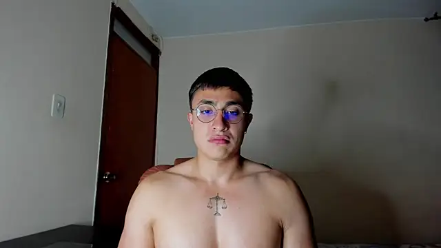 Snapshot of Leoknight chatting on February 6, 12:11 am Leoknight online show from February 6, 12:11 am