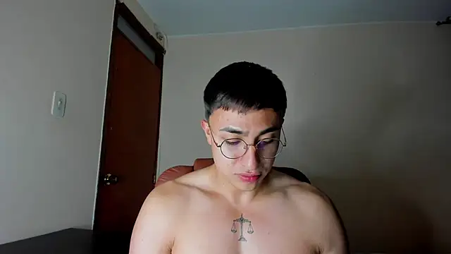 Snapshot of Leoknight chatting on February 7, 12:31 am Leoknight online show from February 7, 12:31 am