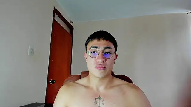 Snapshot of Leoknight chatting on February 8, 6:55 pm Leoknight online show from February 8, 6:55 pm