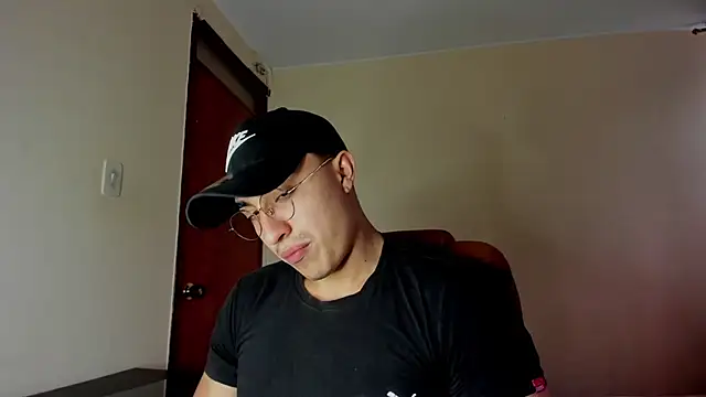 Snapshot of Leoknight chatting on February 13, 10:33 pm Leoknight online show from February 13, 10:33 pm