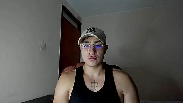 Snapshot of Leoknight chatting on March 5, 10:54 pm Leoknight online show from March 5, 10:54 pm