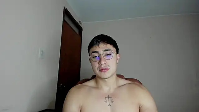 Snapshot of Leoknight chatting on March 7, 12:04 am Leoknight online show from March 7, 12:04 am