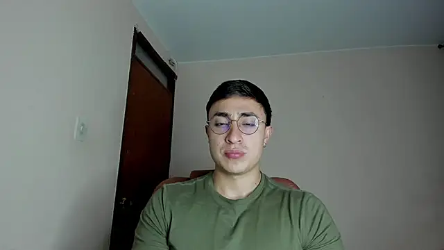 Snapshot of Leoknight chatting on March 11, 2:32 am Leoknight online show from March 11, 2:32 am