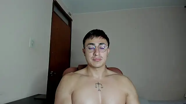 Snapshot of Leoknight chatting on March 18, 12:38 am Leoknight online show from March 18, 12:38 am