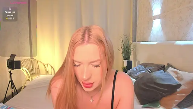 Emma  Leee online show from March 31, 1:07 am