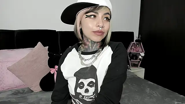 NikkiRamone online show from January 22, 12:17 pm