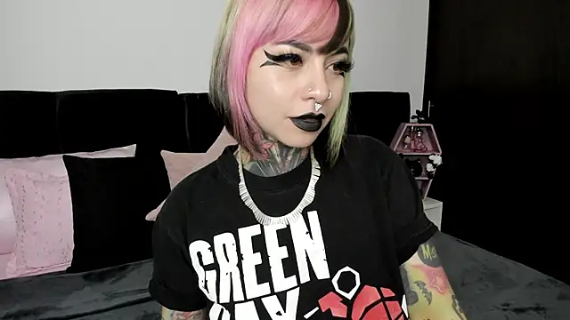 NikkiRamone online show from February 11, 6:51 am