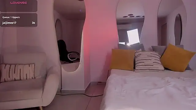 RebeccaHudson online show from March 7, 6:13 am