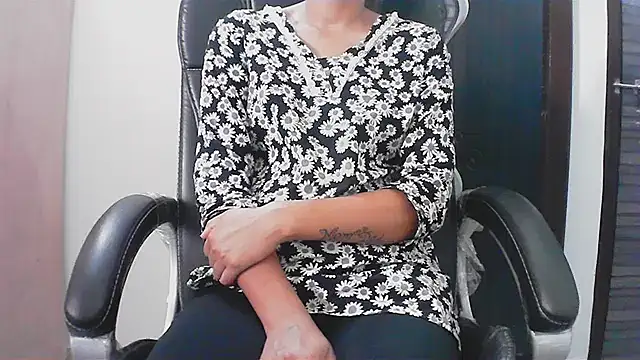 collage hoty online show from April 13, 3:01 am