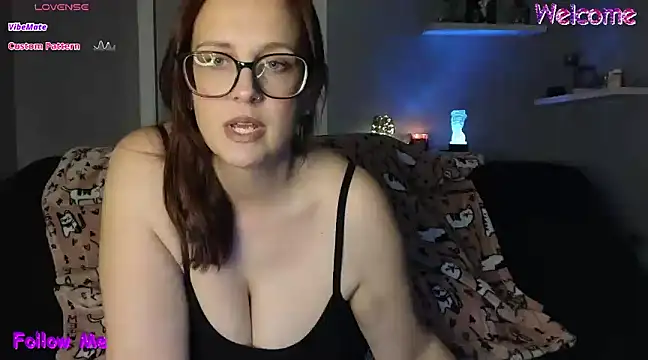 Snapshot of TheBustyHouseWife chatting on January 18, 3:53 am TheBustyHouseWife online show from January 18, 3:53 am