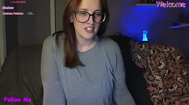 Snapshot of TheBustyHouseWife chatting on March 4, 4:27 am TheBustyHouseWife online show from March 4, 4:27 am