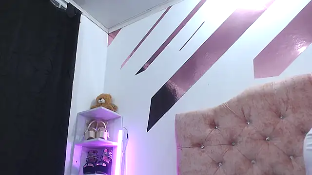 Kitten Hot  online show from October 2, 1:23 am