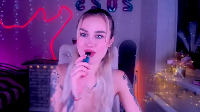 Snapshot of _Ravenaa chatting on February 3, 1:51 pm Ravenaa online show from February 3, 1:51 pm