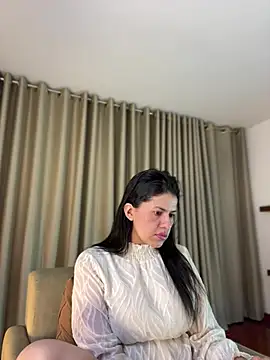 Snapshot of Alice_Biel chatting on June 21, 1:30 am Alice Biel online show from June 21, 1:30 am