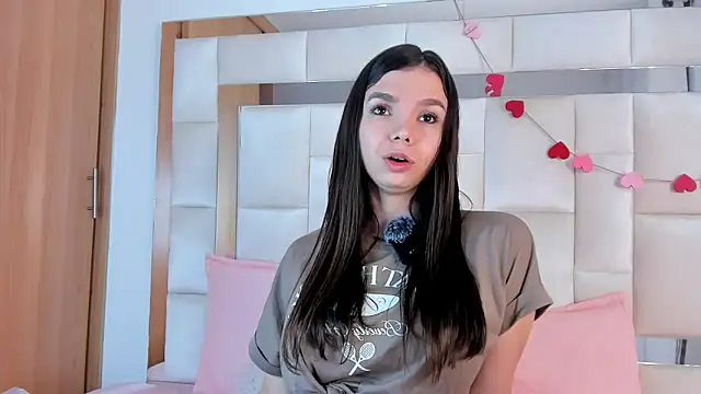 Snapshot of isabella_gomez11 chatting on March 2, 11:33 pm isabella gomez11 online show from March 2, 11:33 pm