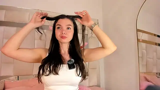 Snapshot of isabella_gomez11 chatting on June 6, 11:20 pm isabella gomez11 online show from June 6, 11:20 pm