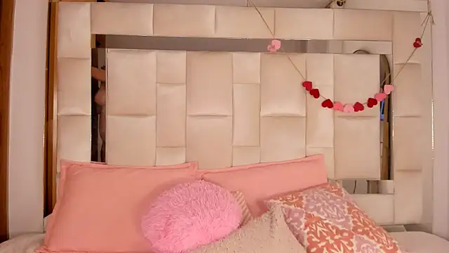 Snapshot of isabella_gomez11 chatting on June 13, 1:25 am isabella gomez11 online show from June 13, 1:25 am