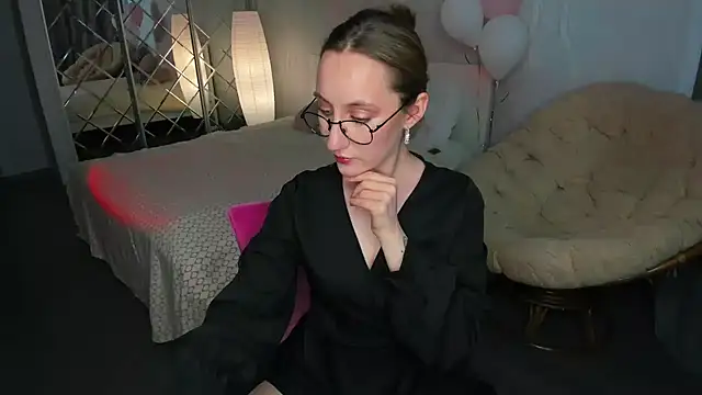 Snapshot of MelodyOfLovee chatting on February 15, 8:11 am MelodyOfLovee online show from February 15, 8:11 am