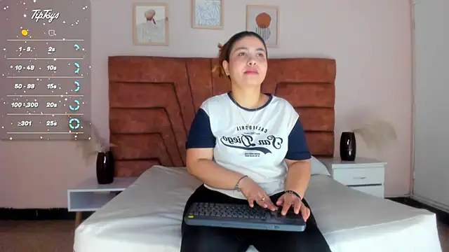 MAHIASMITH13 online show from March 12, 1:30 pm