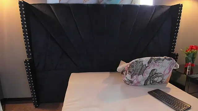 MAHIASMITH13 online show from November 27, 1:24 pm