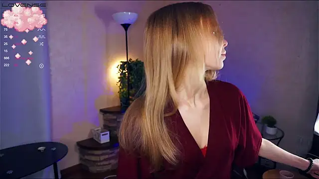 Snapshot of LynetBurby chatting on December 9, 7:18 pm LynetBurby online show from December 9, 7:18 pm