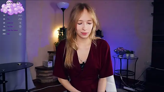 Snapshot of LynetBurby chatting on December 11, 11:32 pm LynetBurby online show from December 11, 11:32 pm