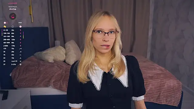 Snapshot of LynetBurby chatting on October 11, 3:32 pm LynetBurby online show from October 11, 3:32 pm