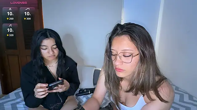 Snapshot of Gabby_and_Alice chatting on September 13, 7:46 pm Gabby and Alice online show from September 13, 7:46 pm