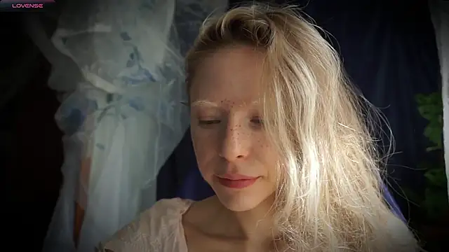 Snapshot of _Phantom_thread_ chatting on May 24, 11:59 am Phantom thread online show from May 24, 11:59 am