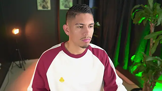 Aaronfox x online show from April 9, 2:44 pm