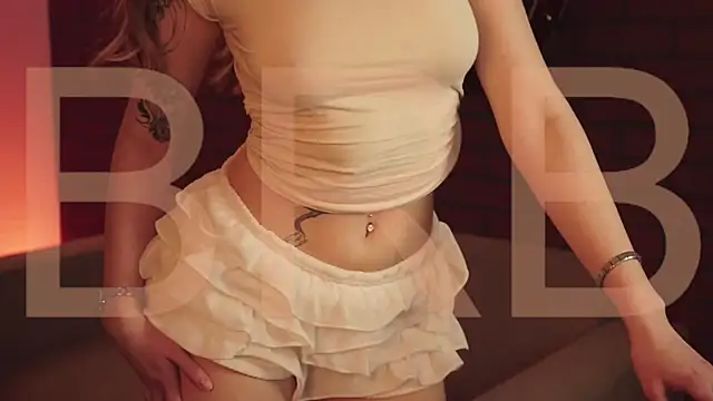 EllieCutes online show from December 19, 8:32 am