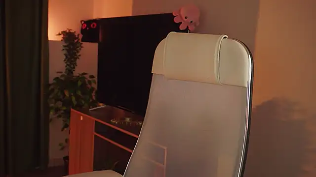 EllieCutes online show from May 30, 7:49 am
