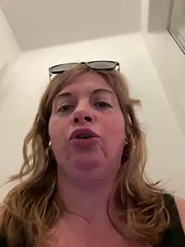 Snapshot of Lombada chatting on April 28, 8:52 am Lombada online show from April 28, 8:52 am
