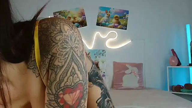 JuliaVegaOff online show from April 8, 11:10 am