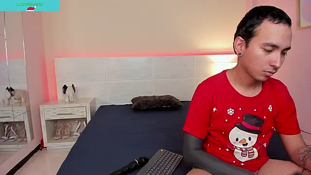 Snapshot of MARCUS_AND_HIKARY chatting on December 21, 8:43 pm MARCUS AND HIKARY online show from December 21, 8:43 pm