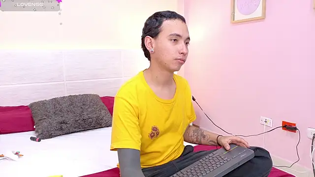 Snapshot of MARCUS_AND_HIKARY chatting on January 13, 8:26 pm MARCUS AND HIKARY online show from January 13, 8:26 pm