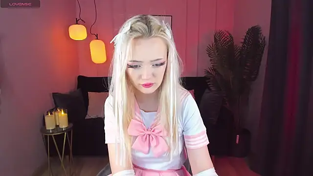 Snapshot of EmilyAir chatting on January 4, 6:30 am EmilyAir online show from January 4, 6:30 am