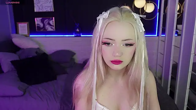 Snapshot of EmilyAir chatting on January 8, 9:12 pm EmilyAir online show from January 8, 9:12 pm