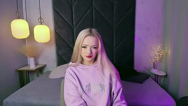 Snapshot of EmilyAir chatting on September 28, 3:39 pm EmilyAir online show from September 28, 3:39 pm