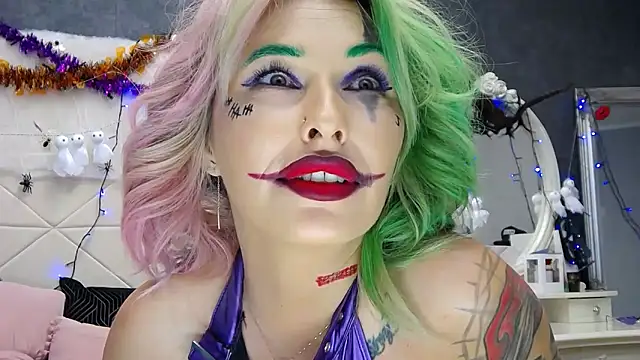 IssaSmith online show from October 31, 8:04 am