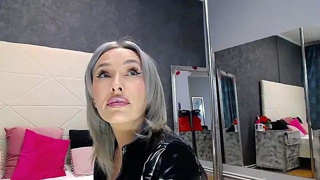 IssaSmith online show from March 28, 12:49 pm