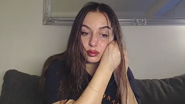 courtneyPerfect online show from December 18, 10:51 am