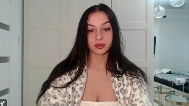 courtneyPerfect online show from February 12, 8:20 am